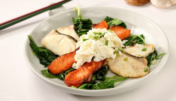 香煎挪威三文鱼比目鱼配蛋白菠菜