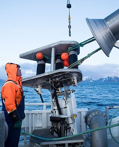 渔民检查设备是否在运行