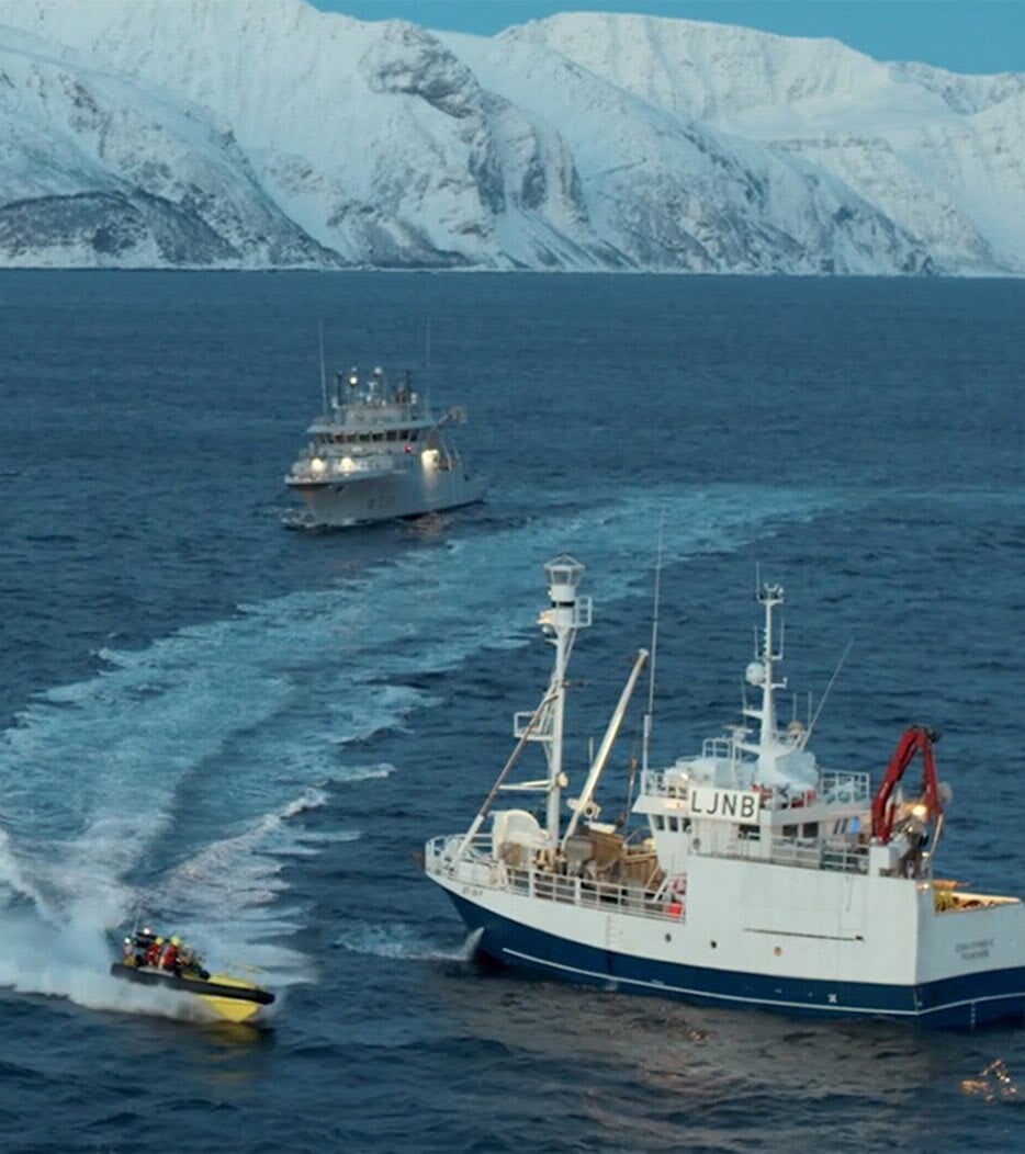 海岸警卫队检查一艘渔船